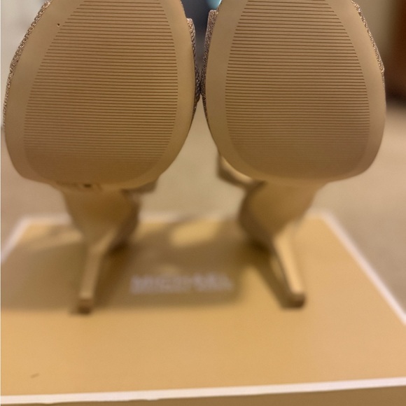 MICHAEL KORS glittered gold/silver sandal . - Picture 6 of 6